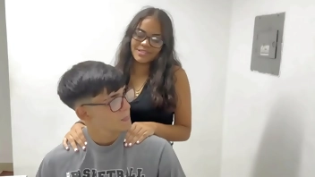 FAMILIA JODIDA - MI HERMANASTRA MORENA RECIEN LLEGADA DE MEDELLIN ME PIDIO QUE TUVIERAMOS SEXO EN LA OFICINA, ENTREVISTA DE TRABAJO CALIENTE A MI HERMANASTRA - SEXO CASERO-