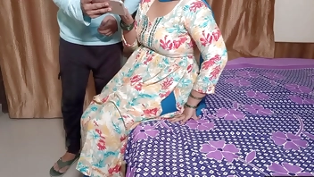 Saggi Mausi Ko Porn Video Dikha Ke Pel Diya Londe Ne Sahi Khel Gaya