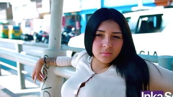 गुलाबी शंकु वाली 18 वर्षीय लड़की को एक मुफ्त पार्टी के दौरान एक काले चेहरे ने खा लिया