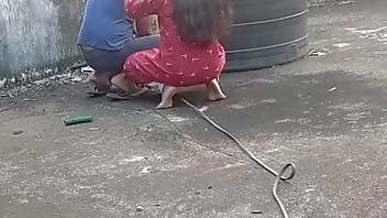 मोटर पंप रेडी करने वाला आया लड़का को पेमेंट का बदले चूत  चुदाई हिंदी में