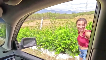 ENCUENTRO UNA POBRE CHICA CAMINANDO POR LA CARRETERA, LE DOY UN AVENTON HASTA EL GARAJE DE MI CASA LA PONGO A CHUPAR, TENIA UN COÑO APRETADO LA CONDENADA, ME SACO LA LECHE Y SOLO LE DOY PARA EL TAXI