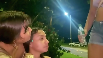 SALGO A BUSCAR A ALGUIEN PARA FOLLAR PORQUE ESTOY CACHONDA Y FOLLO CON LA HERMANASTRA PEQUEÑA DE MI AMIGA