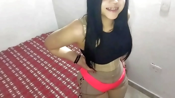 इंटरनेट वीडियो पर खूबसूरत किशोर की चुदाई