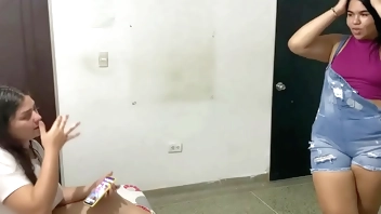 escansaba mi cuñada Julieth se mete a mi habitación para chuparme las tetas y meterme su consolador por mi coño