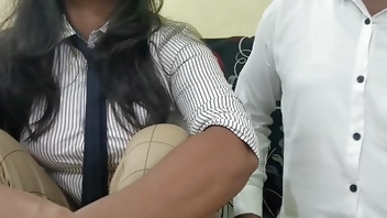 देसी लड़की का ऑफिस में पहला दिन था तो लड़की ने वर्क पूरा नहीं कर पाही तो बॉस ने ऑफिस में ही चोद दिया।हिंदी क्लियर वॉइस।