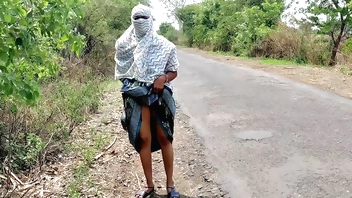 रोड पर खड़ी कोमल बोली मुझे रोज के 15 से 20 लैंड चहिए