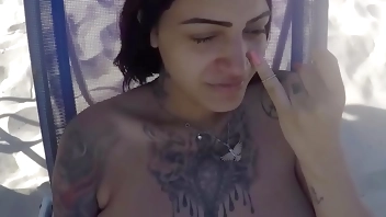 Na Praia Nudista ta tudo liberado..