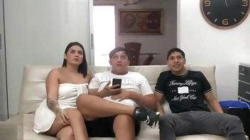 Le follo el coño a la novia de mi mejor amigo mientras el habla por teléfono