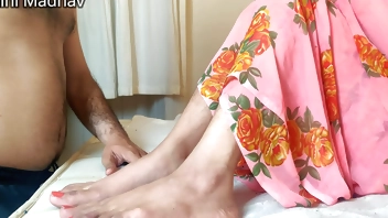 देवर ने भाभी को नेइल पोलिश किया और बाद में रिवर्स कावगर्ल की पोज़िशन में चोदा