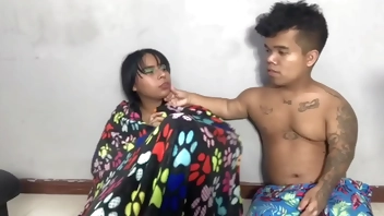 la joven daniela se siente achicopalada por que su novio quien la folla rico la dejo, pero para eso esta el enano de remplazo para que complazca sus necesidades