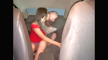 JOVENCITA CACHONDA ENTREGA EL CULO AL MEJOR AMIGO DE SU NOVIO  CUANDO LE DIO UN AVENTON A SU CASA - SEXO ANAL EN EL COCHE