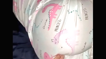 Mi pervertido hermanastro entra a mi habitación durante la noche y me quita la virginidad anal. !Oh no! !mi culo está muy apretado! !sácame tu verga, por favor!