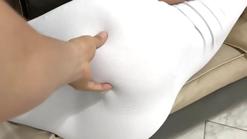 मेरी सुंदर सौतेली माँ अपने विशाल अप्रतिरोध्य गधे के साथ रहने वाले कमरे के फर्नीचर पर आराम कर रही है