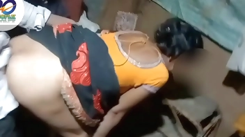 देसी भाभी को घोड़ी बना कर सारी उठाके पिछे से गान्ड मरवाती थी