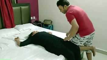 पति ने अपनी हॉट पत्नी को चोदने के लिए ऑफिस बॉस को भेजा !! देसी पत्नी सेक्स बांटने