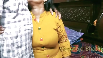 मालिक की गरम बीबी को अपने छोटे लन्ड से संतुस्ट किया