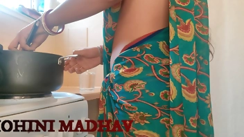 असंतुष्ट लड़की का अफेयर है और किचन प्लेटफॉर्म पर पड़ोसी के साथ जमकर चुदाई की