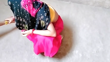 मालकिन ना होने पर काम बाली को घोड़ी बना लिया