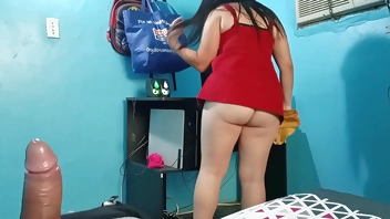 नई नौकरानी पैसे के लिए गड़बड़ है: मैं एक नई सफाई लड़की को किराए पर लेता हूं और उसके पैसे की पेशकश करता हूं ताकि मैं अपना पूरा लंड उसकी मोटी गांड में डाल सकूं, मैंने गलती से उसे सह से भर दिया