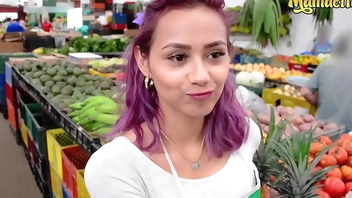 MAMACITAZ - गर्म लैटिना किशोर वेरोनिका भोजन बाजार से उठाया और कैम पर कट्टर टक्कर लगी है