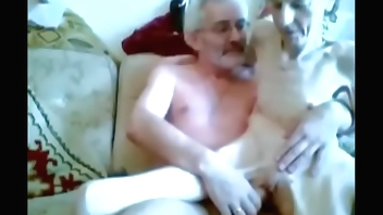 comendo a velha magrela no sofá