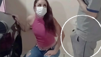 शरारती कर्मचारी वर्कशॉप में आकर्षक की कार ठीक करता है!