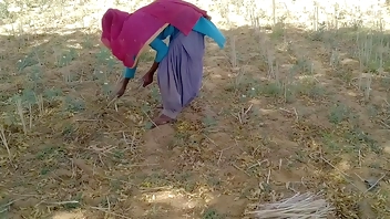 देसी इंडियन ब्वॉयफ्रेंड ने खेत में काम रही उसकी मस्त चोदा