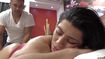 Massagista fode a gostosa depois de uma massagem excitante.