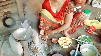 कोमल चूले पर रोटी सब्ज़ी बना रही थी देवर ने इशारे से बुलाया