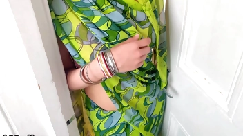 किराया माफ करने के लिए मोहिनी को उसके मकान मालिक ने सोफे पर चोद दिया