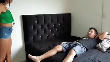 Envío fotos de mi pene a mi novia  entra mi hermanastra y se pone cachonda Parte 1. Chupa mi polla