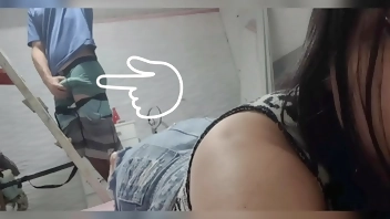 पड़ोसी चिराग ठीक कर रहा है, मैं उसे अपने गधे को देखते हुए एक कठिन मुर्गा के साथ पकड़ता हूं