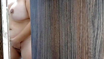 Veo a mi madrastra disfrutar de su delicioso coño. Parte 1.