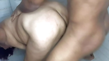 La cachonda de mi madrastra siempre quiere mi polla. PT2. Follamos en el baño