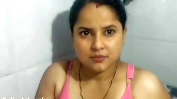 सौतेले बेटे से मां ने बाथरूम में जमकर चुदाई कराई अकेले में