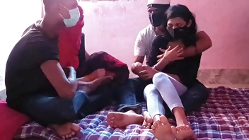 इंडियन कपल ने एक दूसरे की वाइफ को स्वैप करके जबरदस्त  चोदा