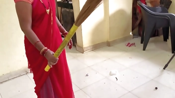 देसी भाभी ने पोछा झाड़ू मारते समय अपने मालिक के साथ चूदाई की