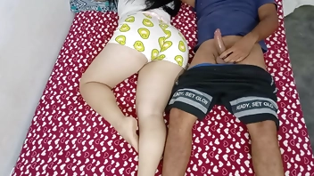 मैं अपनी सौतेली बहन के कमरे में आराम करने के लिए रुका और मुझे अपना लंड उसके अंदर डालना पड़ा, समस्याओं से बचने के लिए मुझे उसे पीछे से डालना पड़ा, मैं लगभग फंस गया