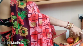 भारतीय देसी फल विक्रेता महिला ने सौदेबाजी के लिए ग्राहक के साथ ज़बरदस्त चुदाई हिंदी ऑडियो