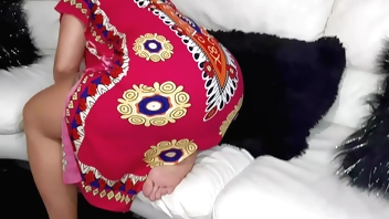 El gran culo de mi hermanastra me pone cachondo.