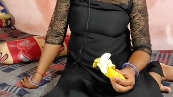 Bhabhi ka birthday hai devar gift me kela de raha hai