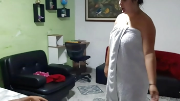 la puta de mi hermanastra sale del baño y hacemos un rico 69