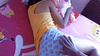 मेरी सौतेली बहन के साथ शरारत तुम क्या कर रही हो बेबे चलो मेरी सौतेली माँ के आने से पहले चुदाई करते हैं