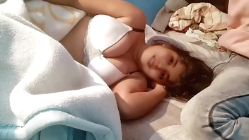 मेरी बीबी बहुत सेक्सी हे उसे चोदने में बहुत मजा आता हे