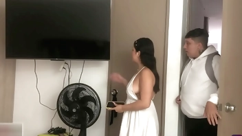 Mi hermanastro me folla el coño en el AIRBNB que rentamos HISTORIA COMPLETA