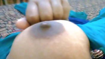 प्रिया के हाथ में कैमरा दिया और उसकी मोटी चूची को चूसा, मसला और जीभ से चाटा ! E14