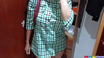 मैं अपनी सौतेली बहन को बड़े स्तन देता हूं, मुझे विश्वास मिलता है और मैं प्रस्ताव करता हूं कि वह मेरा लंड चूसे और हम सौतेली बहन को चोदें