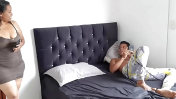 Le estoy enviando fotos de mi polla a mi novia y entra mi madrastra y se calienta Párte 1