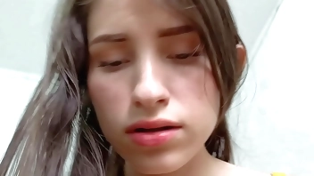 MI Hermanastra me hace unManicure y le riego mi Esmalte blanco en su Vagina, la coloco en cuatro rompiendole ese coño. C