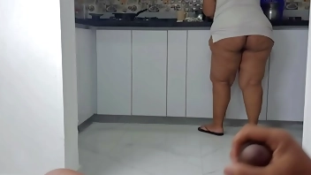 Me masturbo viendo el gran trasero de mi madrastra en la cocina